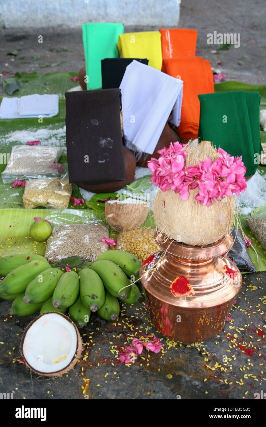 Pooja offerte presso un Indù servizio funebre in India Foto Stock