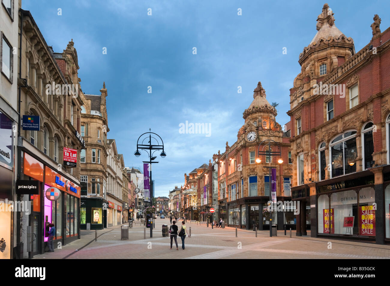 Briggate (la strada principale dello shopping nel centro città) in serata, Leeds, West Yorkshire, Inghilterra Foto Stock