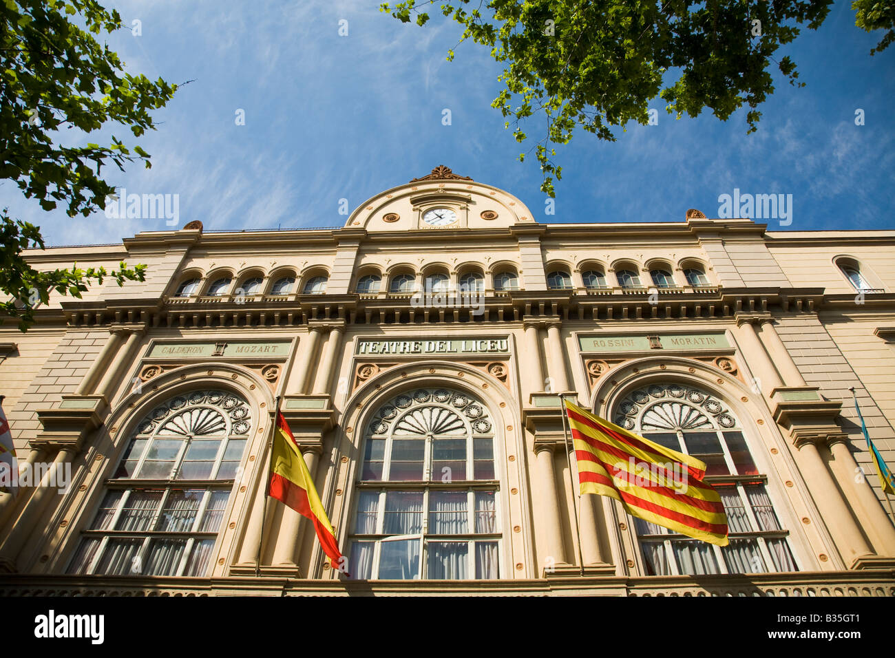 Spagna Barcellona esterno del Teatro dell'Opera Liceu lungo Las Ramblas battenti Catalano e Spagnolo bandiere Foto Stock