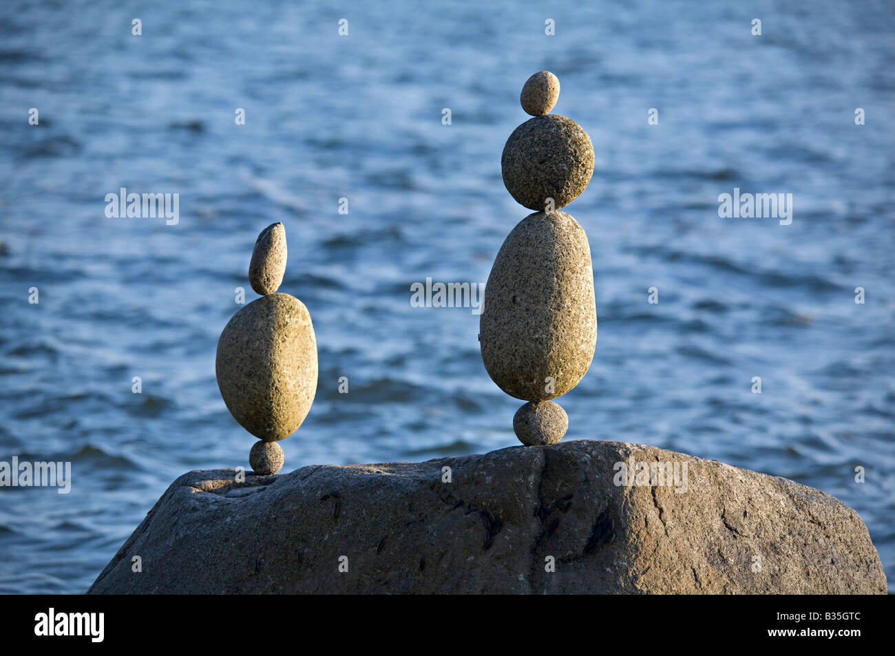 Rocce equilibrata nei pressi di English Bay Beach, Vancouver, British Columbia, Canada Foto Stock