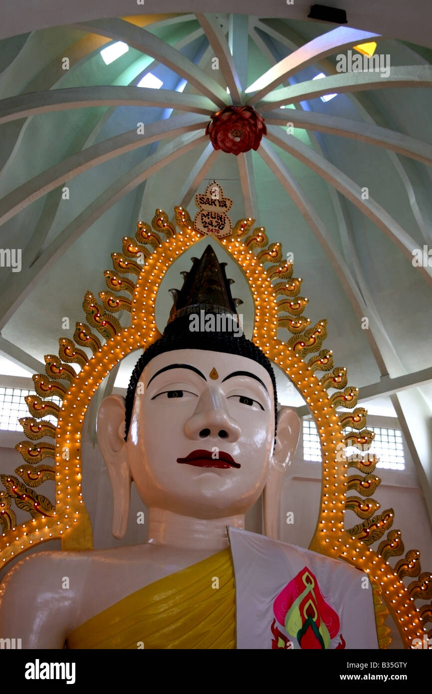 Alta 15 metri, Buddha Sakaya Muni Buddha Gaya Tempio o tempio di mille luci, Singapore, Sud-est asiatico Foto Stock