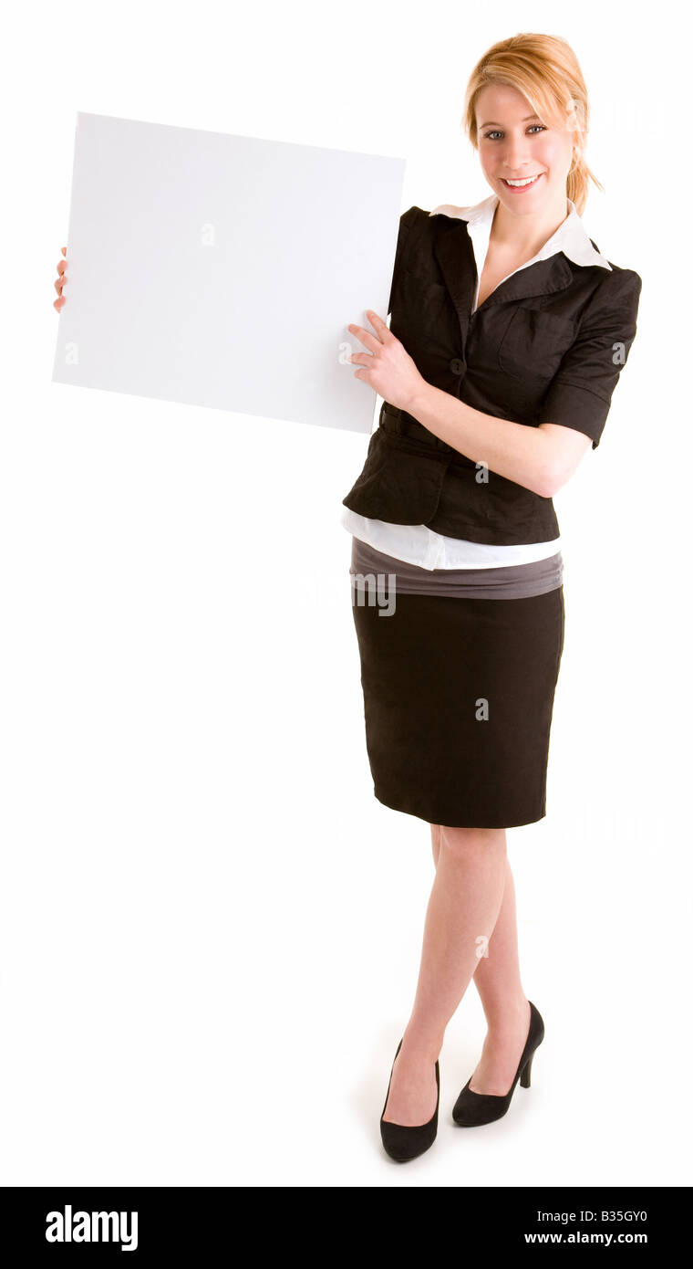 Una giovane e bella donna è in possesso di un vuoto segno bianco Foto Stock