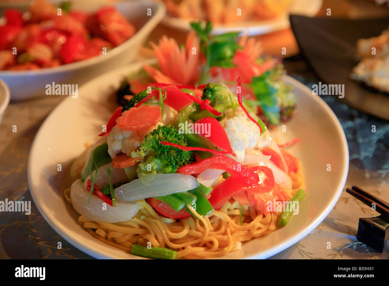Cucina orientale di Pad Thai piatti a base di riso, cibo tailandese in un ristorante di impostazione con una selezione di altri piatti Foto Stock