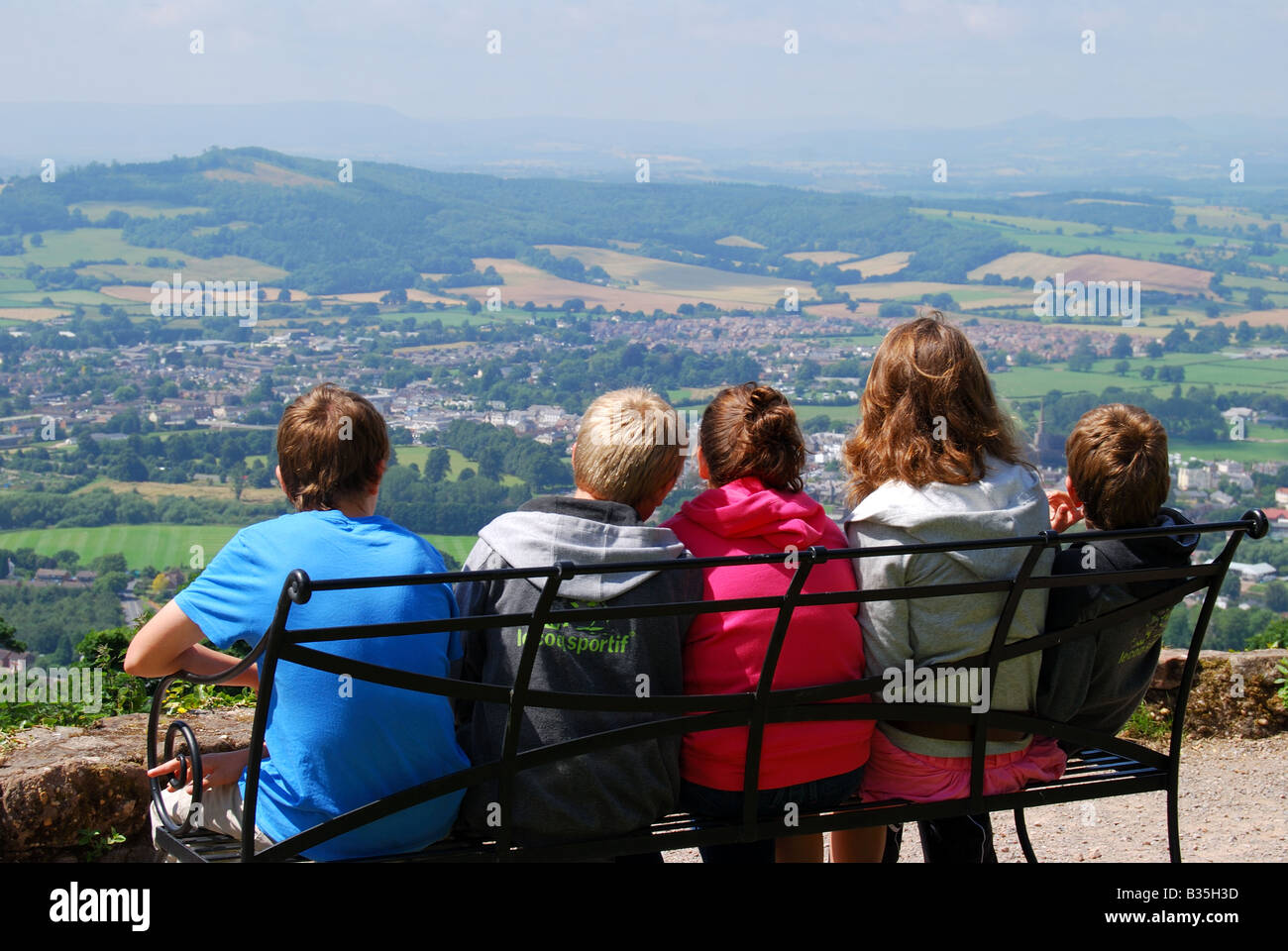 I bambini sul banco, il Kymin, Lookout Point, Monmouth, Monmouthshire, Wales, Regno Unito Foto Stock