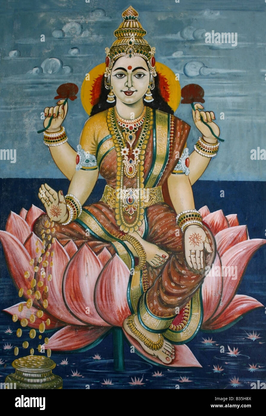 La verniciatura della dea Indù della ricchezza e bellezza Lakshmi a un tempio in India Foto Stock