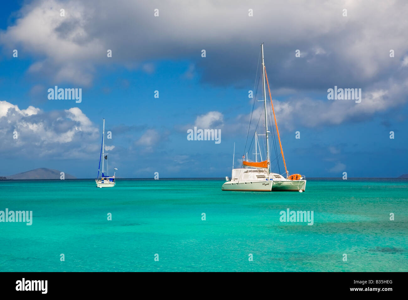 Barche a vela nel Mar dei Caraibi off l isola caraibica di San Giovanni nelle Isole Vergini Americane Foto Stock