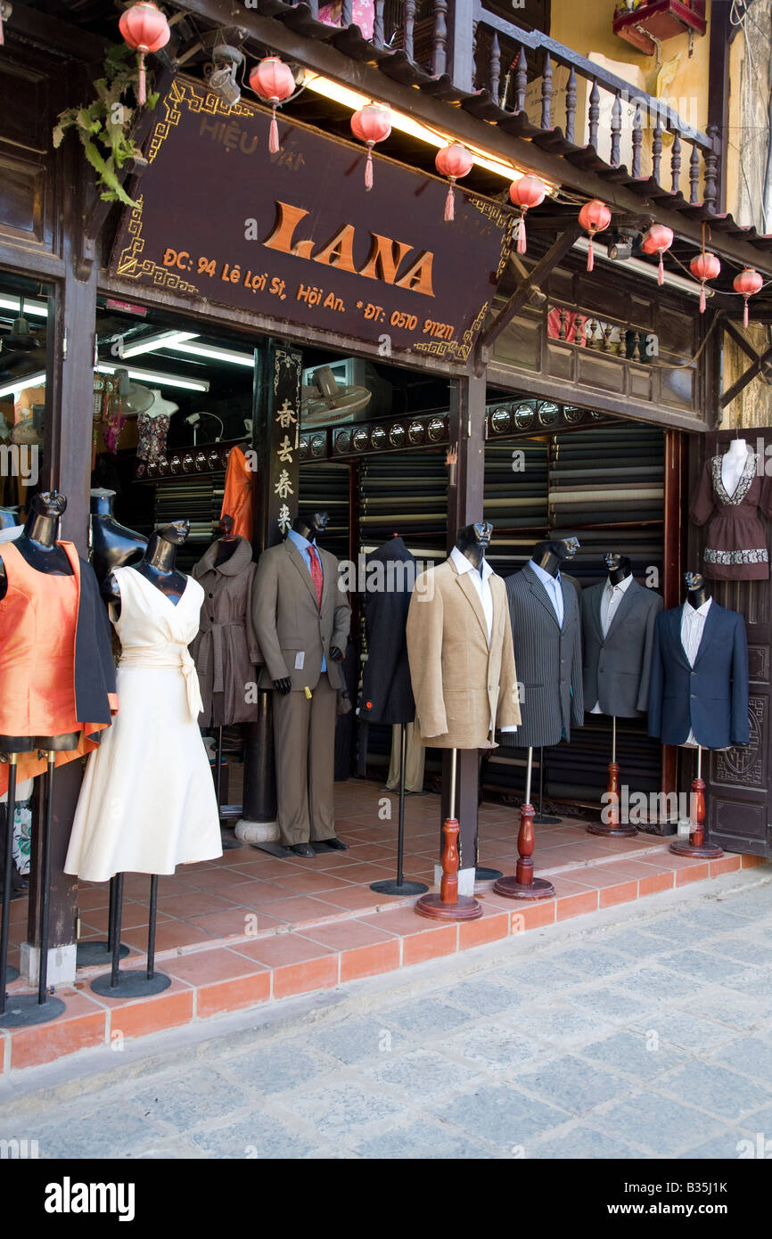 Una scena di strada con una tipica sartoria in Hoi An, Vietnam Foto Stock