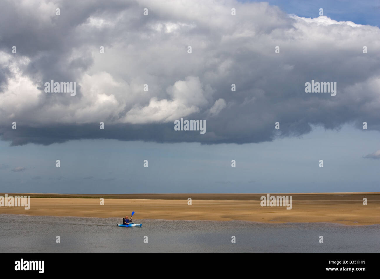 Pagaiando una canoa pozzetti NORFOLK REGNO UNITO Agosto Foto Stock