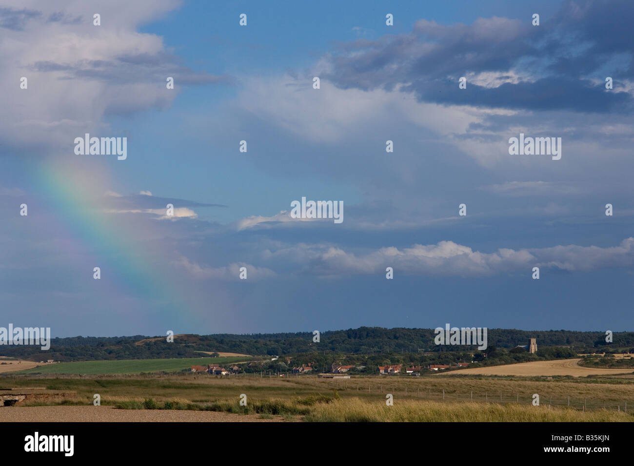 Pascolo di paludi e Chiesa Salthouse Norfolk Agosto Foto Stock