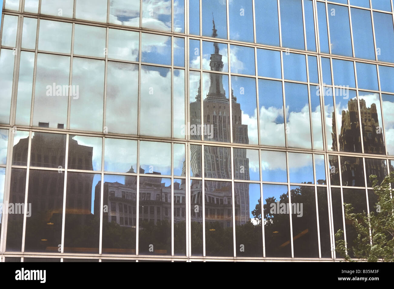 La città di New York. La riflessione del mondo-famoso Empire State Building dalla parete di vetro di un edificio vicino. Foto Stock