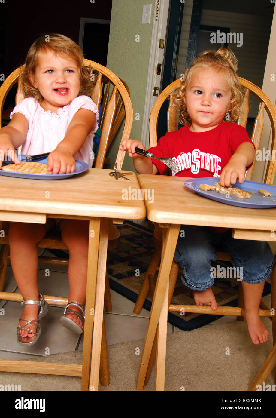 Due ragazze di mangiare torte Foto Stock