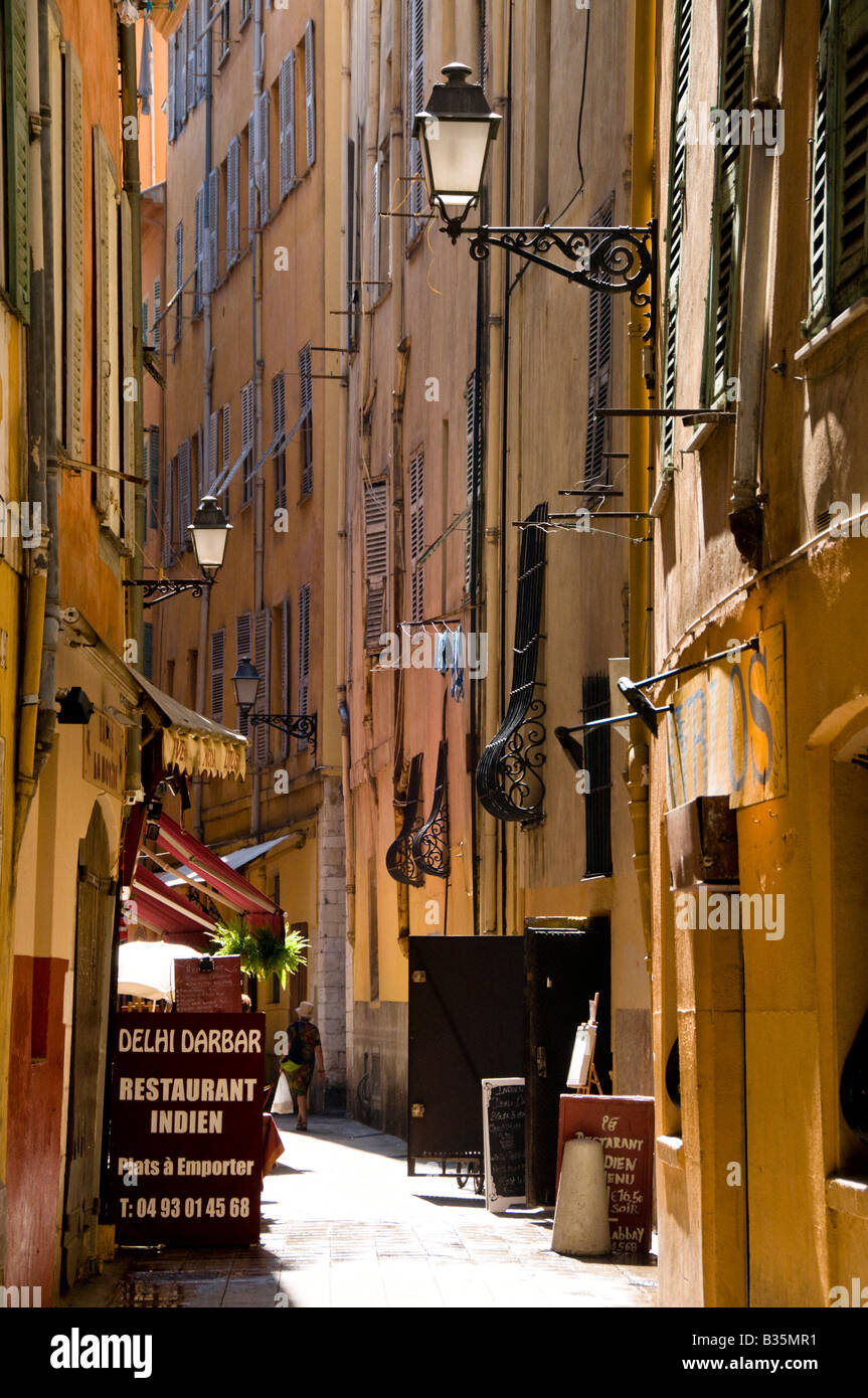 Uno stretto vicolo, la città vecchia di Nizza Cote d'Azur, in Francia Foto Stock
