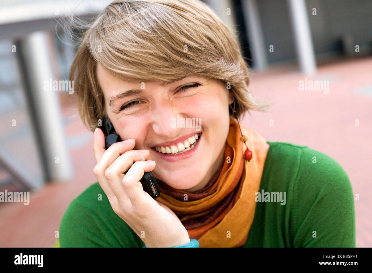 Una giovane donna a parlare su un telefono cellulare. Foto Stock