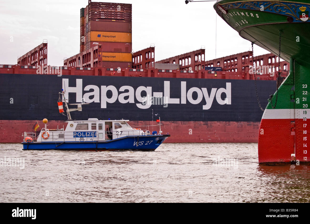 Nuovo contenitore nave per la Hapag Lloyd al porto di Amburgo, Germania Foto Stock