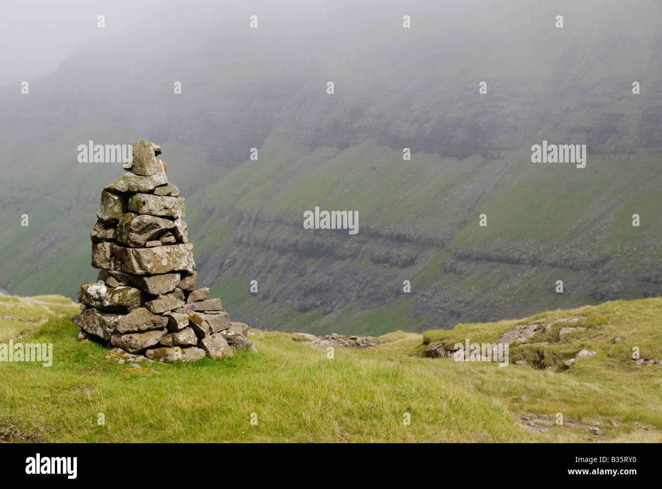 Cairn Tjörnuvík Isole Faerøer Foto Stock