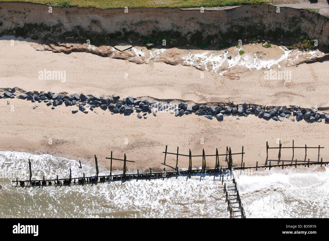 Vista aerea del mare guasto difese, happisburgh, Norfolk, Inghilterra Foto Stock