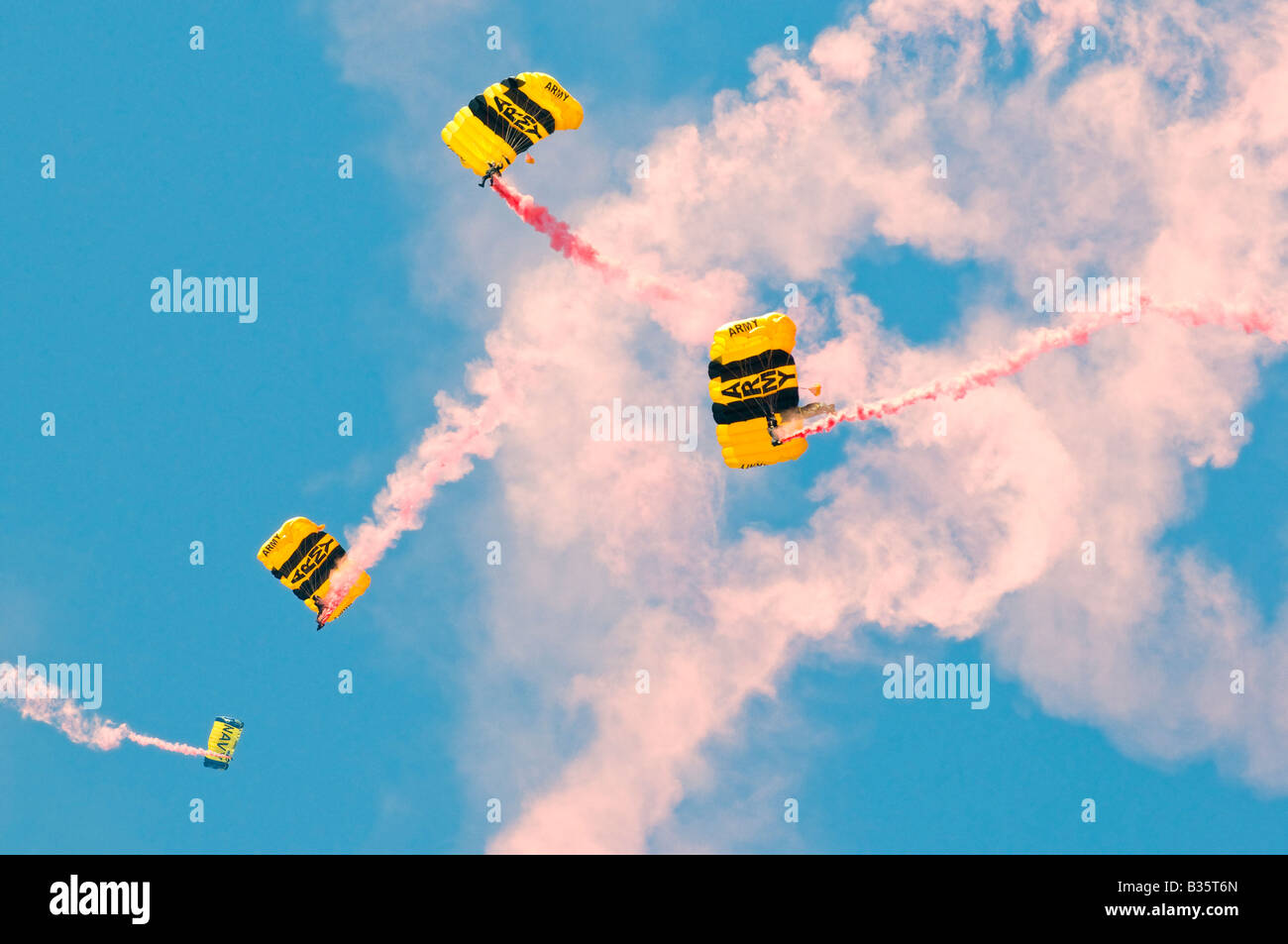 Skydivers & paracadute & Sentieri di fumo (Esercito cavalieri d'oro) Foto Stock