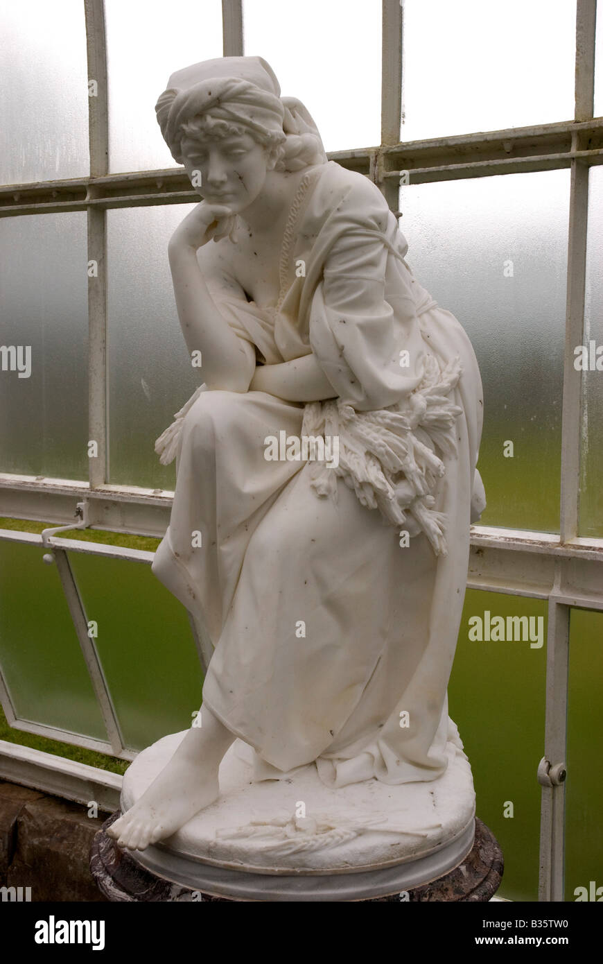 Statua in marmo bianco di Ruth da Giovanni Ciniselli Kibble Palace Botanic Gardens Glasgow Foto Stock