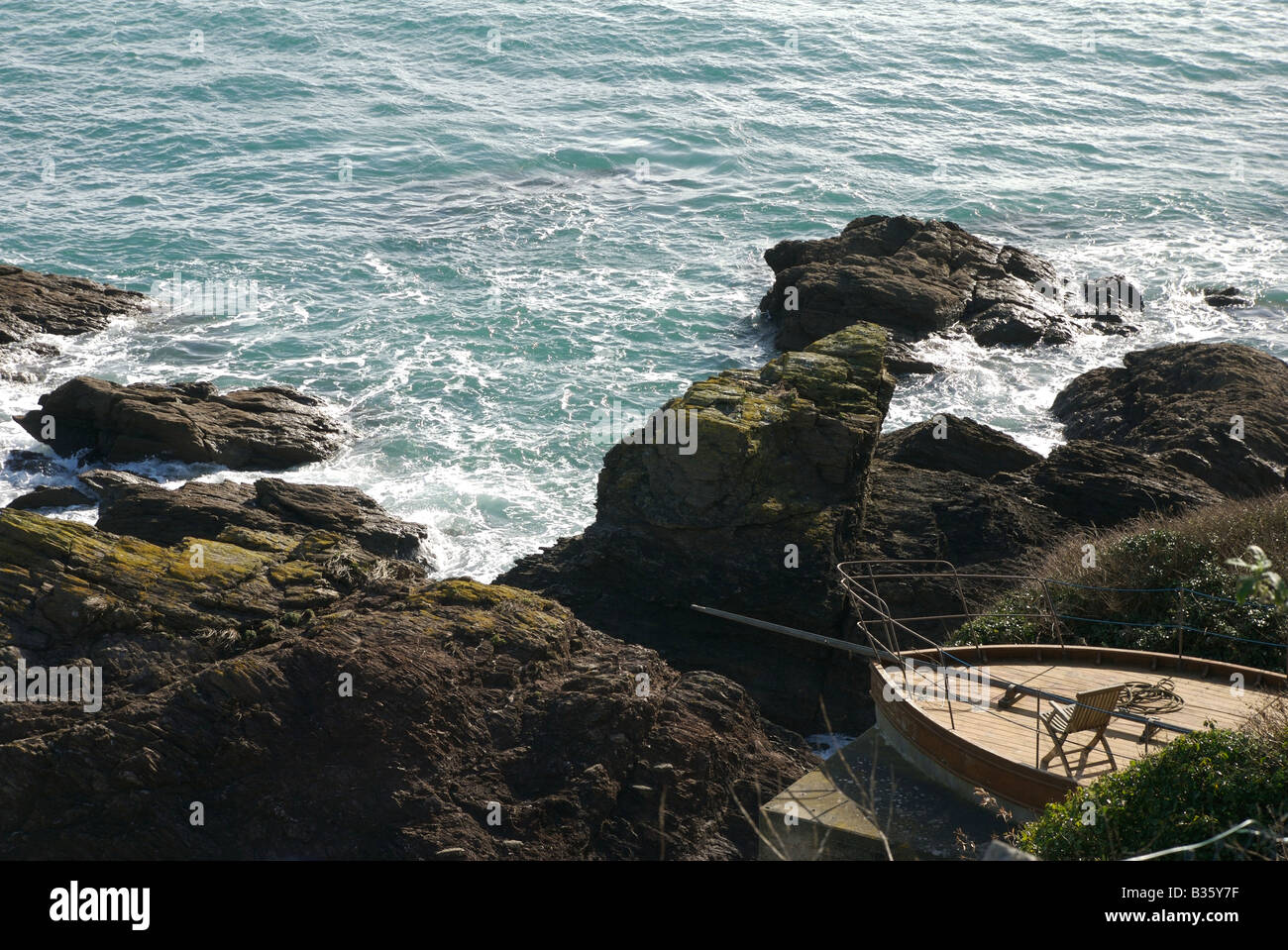 A forma di nave giardino costiero decking, Salcombe, Devon, Regno Unito Foto Stock