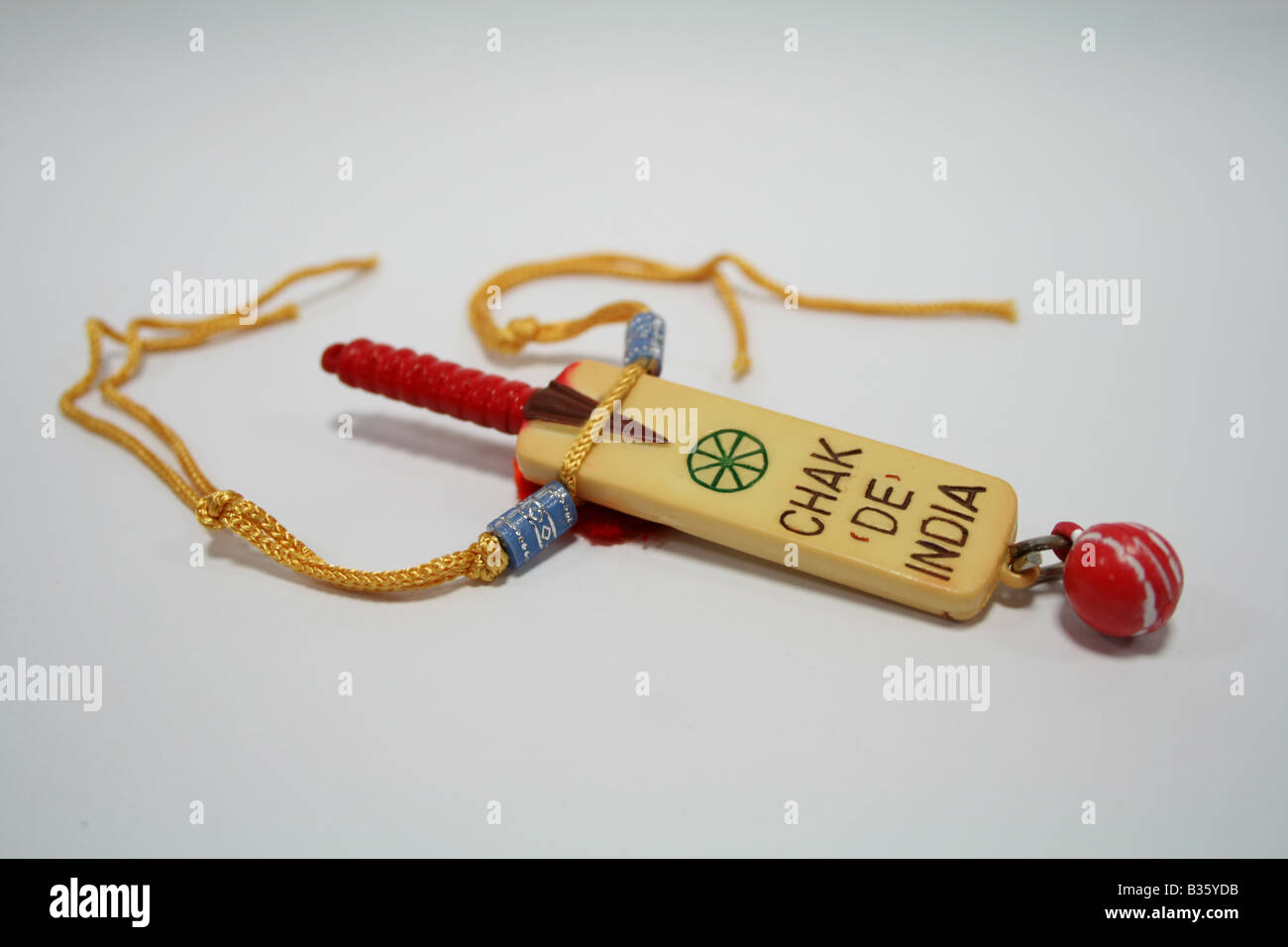 Rakhi o fascia da polso con il cricket bat e la sfera tema dato dalla sorella di fratello durante il famoso festival indiano Raksha Bandhan Foto Stock