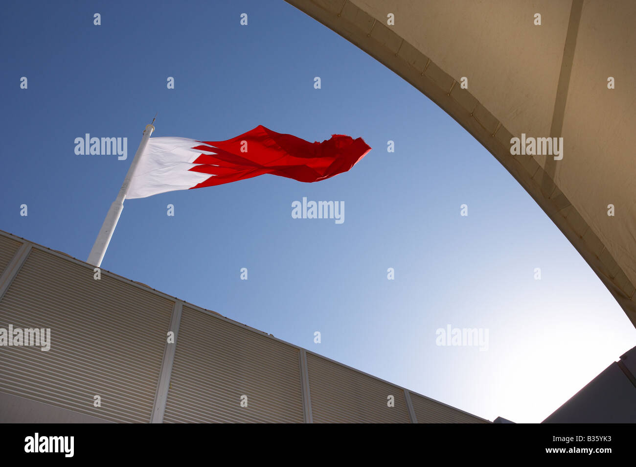 Bahrain sventola sulla torre di Sakhir a BIC Circuito Internazionale del Bahrain home del motorsport in medio oriente Foto Stock