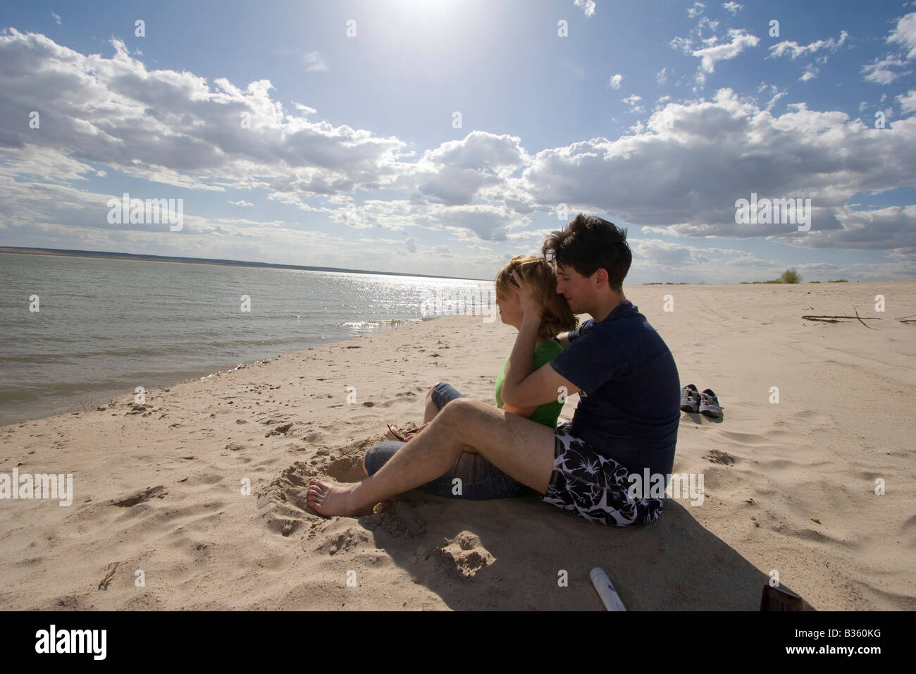 Un giovane si siede insieme sulla spiaggia colpo al lago McConaughy nel Nebraska Signor n. Foto Stock