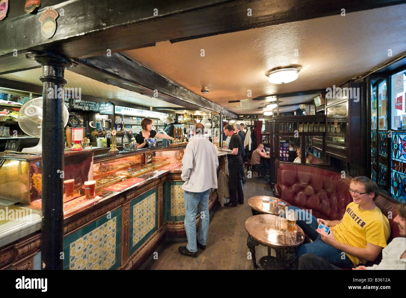 Whitelocks Pub (uno dei più antichi della città), turchi capo cantiere appena fuori BRIGGATE, Leeds, West Yorkshire, Inghilterra Foto Stock