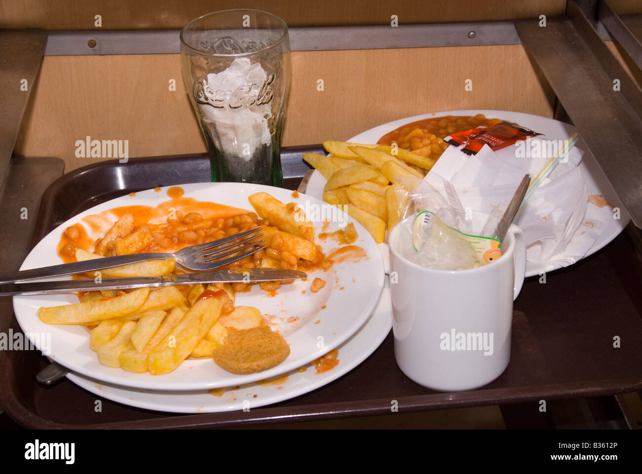 Uneaten lo spreco di cibo sul vassoio in cafe Foto Stock