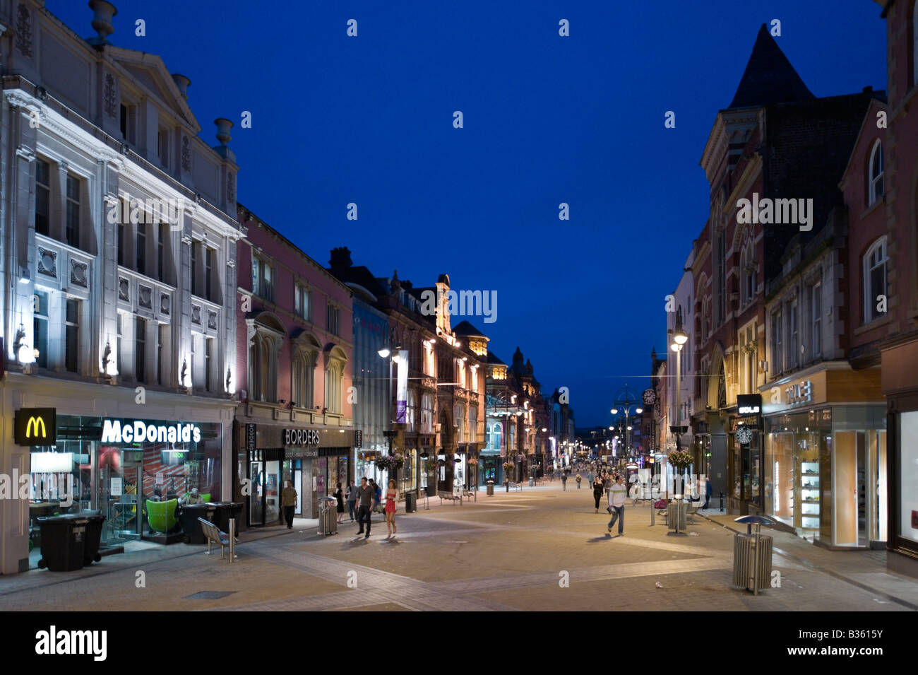Briggate (la principale via dello shopping di notte nel centro della città, Leeds, West Yorkshire, Inghilterra Foto Stock