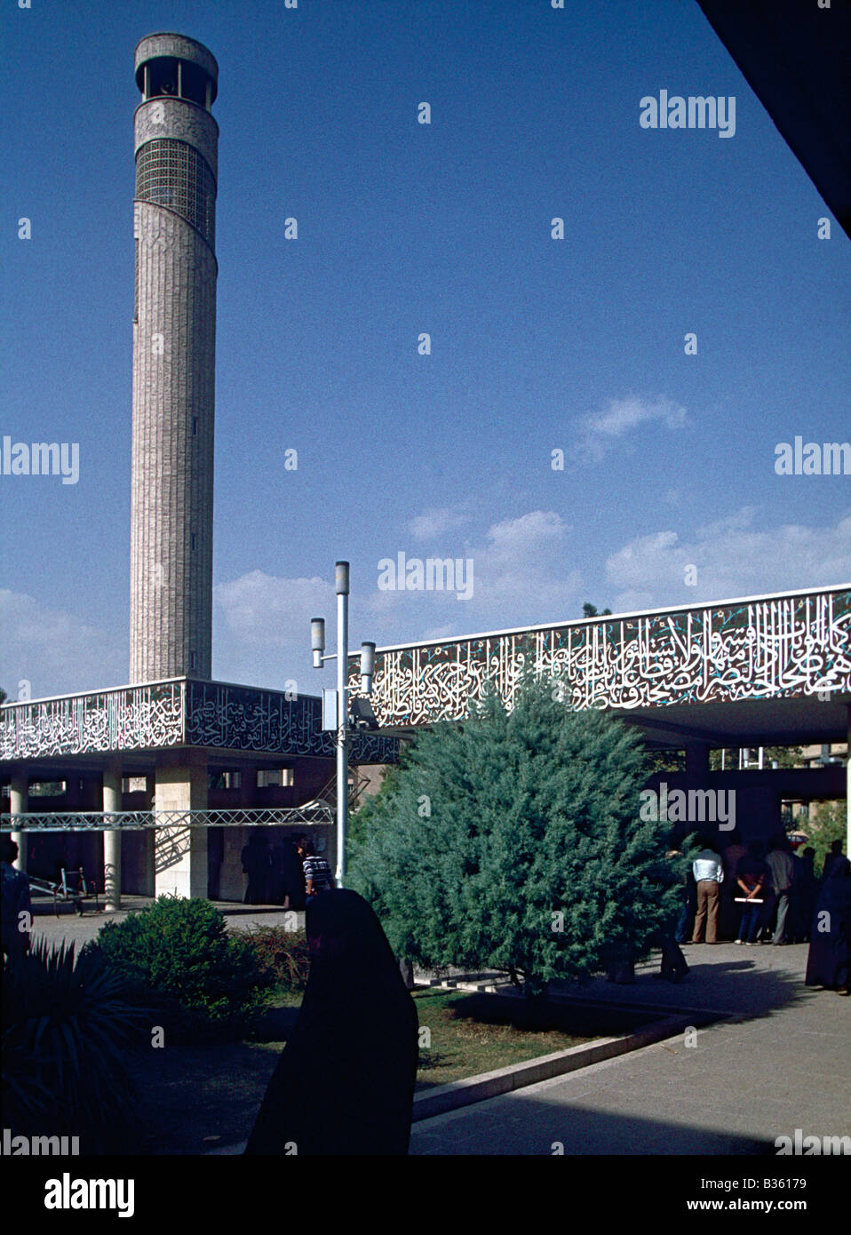 Cortile con minareto e piastrella decorazione a mosaico, Università di Tehran moschea, Iran Foto Stock
