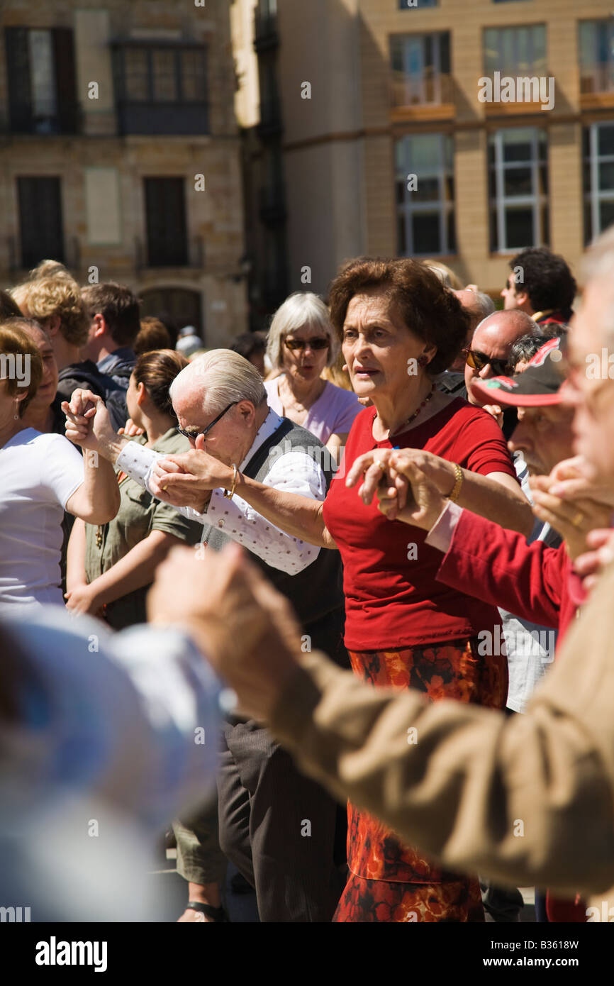 Spagna Barcellona i ballerini di tenere le mani in Sardana dance in piazza Duomo tradizionale catalana cerchio folk dance cobla band suona Foto Stock