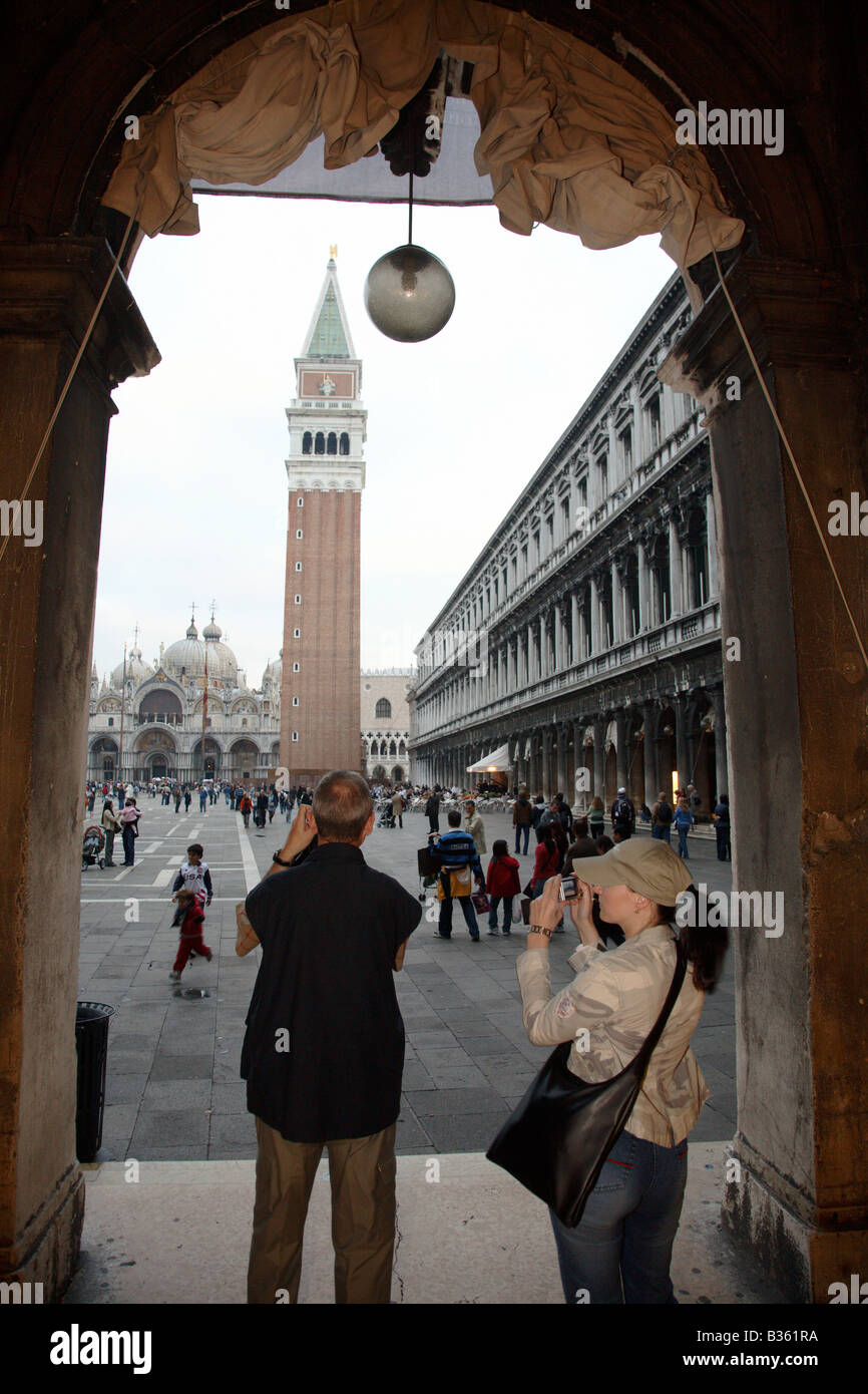 Le persone che assumono le foto in Piazza San Marco, Venezia, Italia Foto Stock