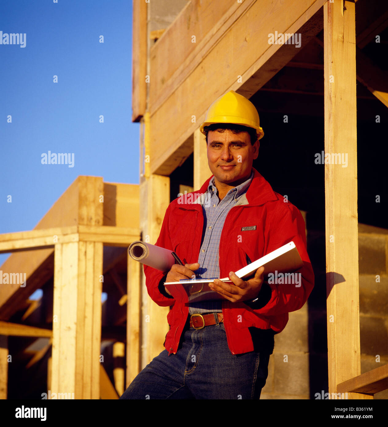 Ritratto ambientale della società di costruzioni proprietario su un sito di lavoro (residenziale) Foto Stock