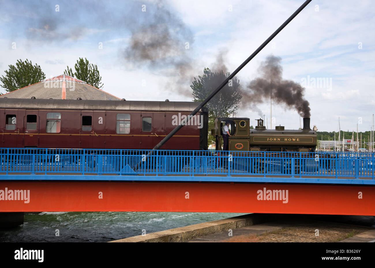 Treno a vapore attraversando ponte girevole all'entrata del marina su Preston Riversway Docklands Foto Stock