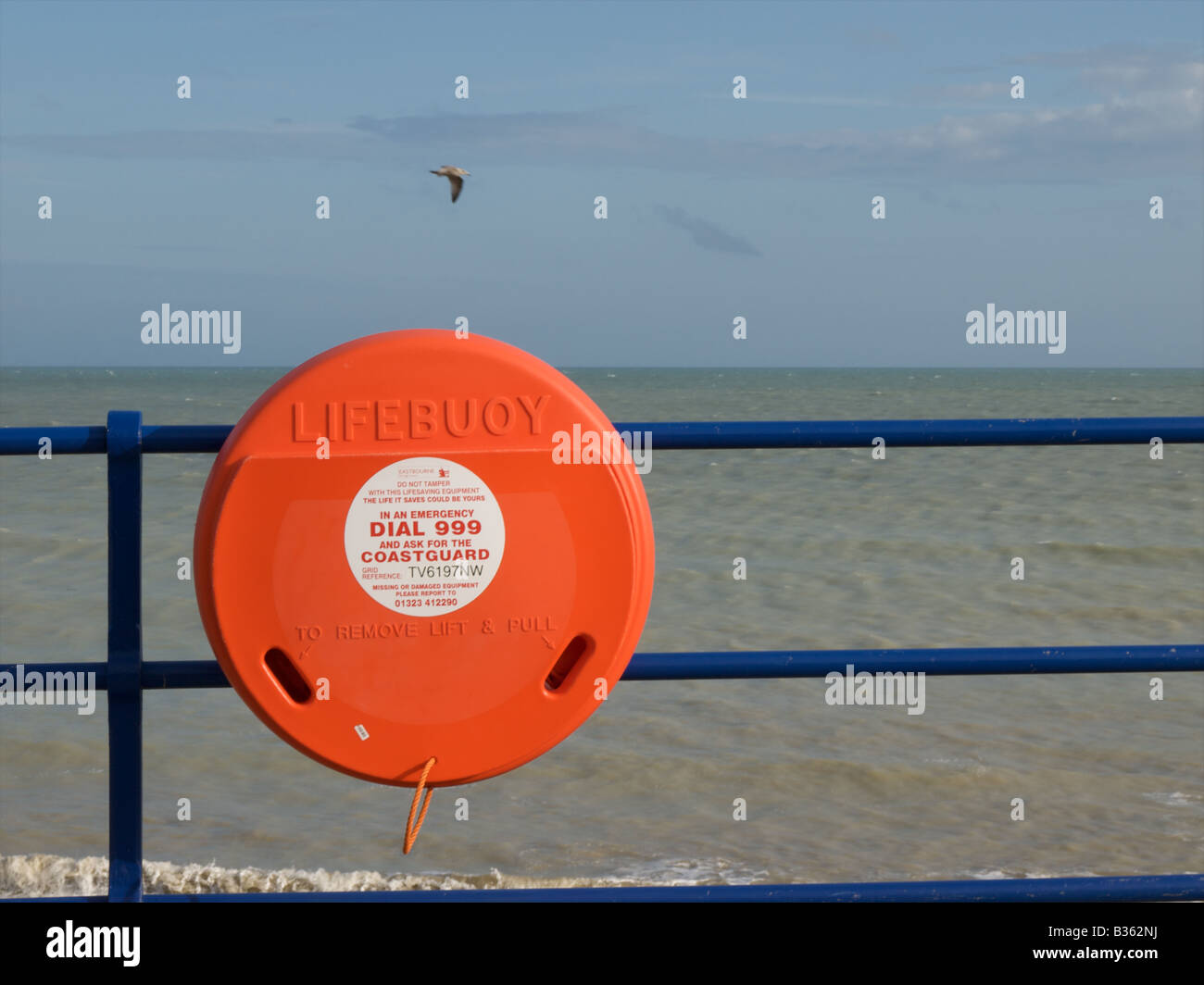 Salvagente su Eastbourne seafront Foto Stock