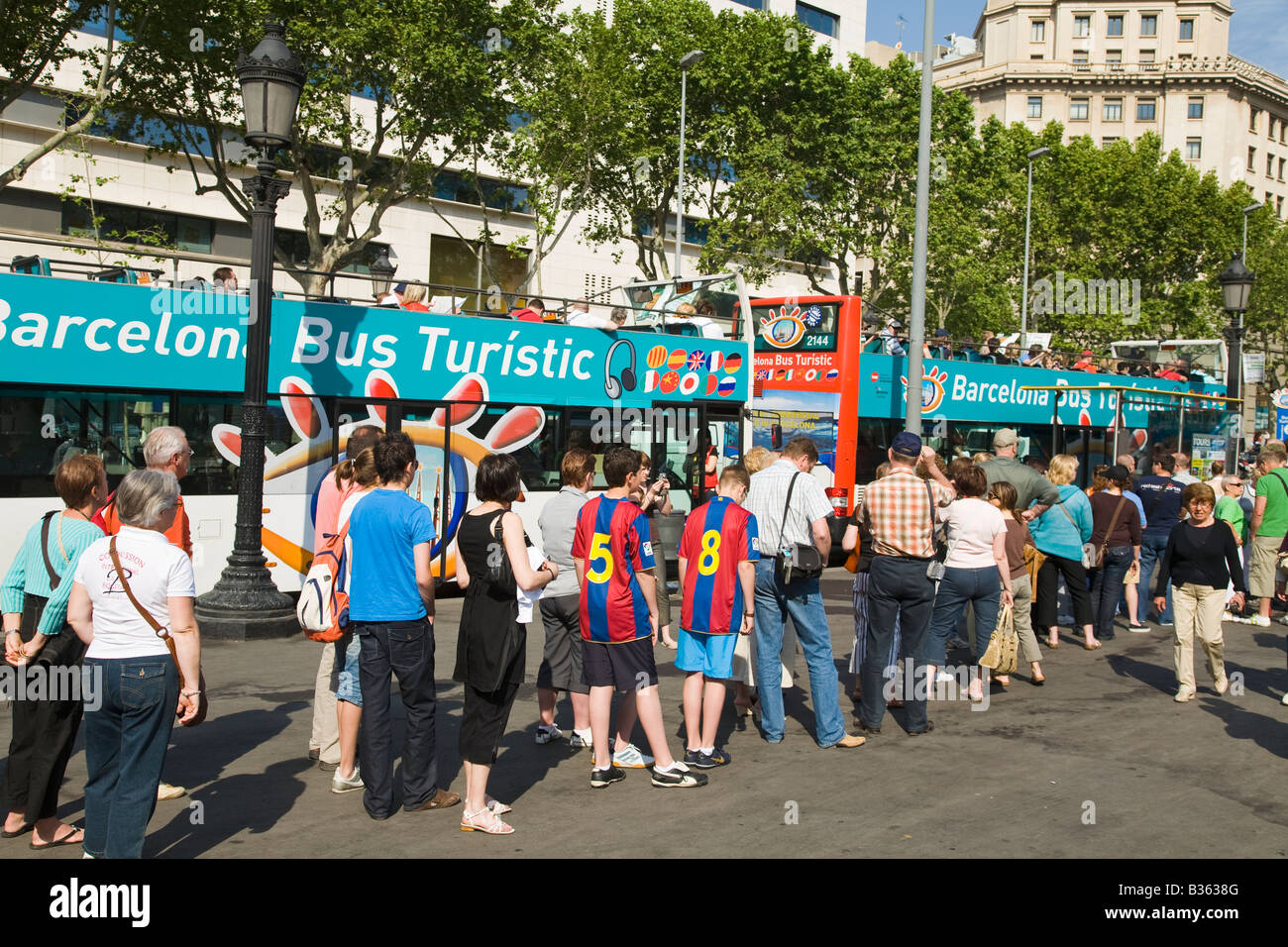 Spagna Barcellona turisti attendere in linea a bordo double decker bus turistico in Plaza de Catalunya Foto Stock