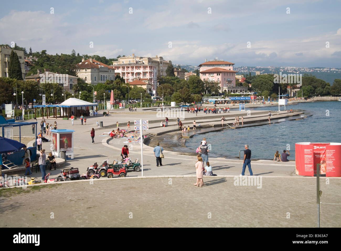 Opatija Istria Croazia Europa Può il calcestruzzo lungomare è molto popolare tra i vacanzieri Foto Stock