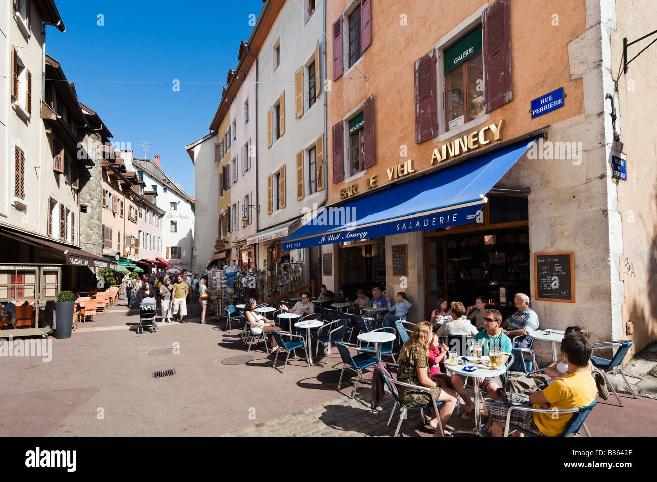 Cafè sul marciapiede nel centro della città vecchia di Annecy, sulle Alpi francesi, Francia Foto Stock