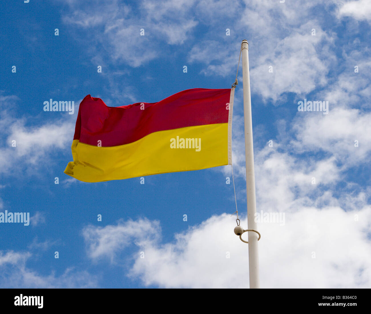 RNLI rosso e giallo di bandiera per denotare safe area nuoto, England, Regno Unito Foto Stock