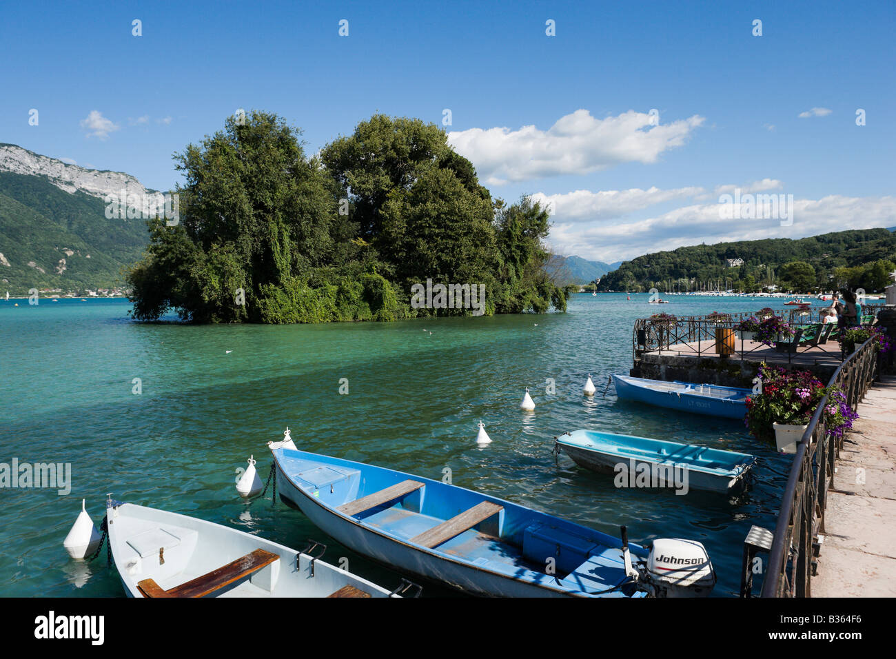 Barche sul lago di Annecy, Annecy, sulle Alpi francesi, Francia Foto Stock