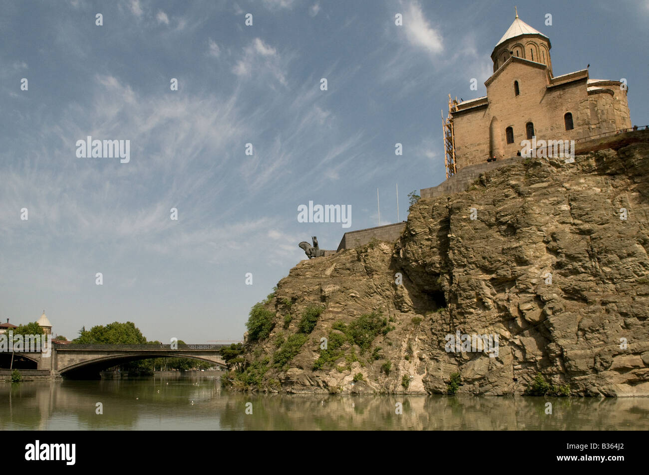 La Chiesa di Metekhi e Kura ( ) Mtkvari fiume che scorre attraverso Tbilisi capitale della Georgia Foto Stock