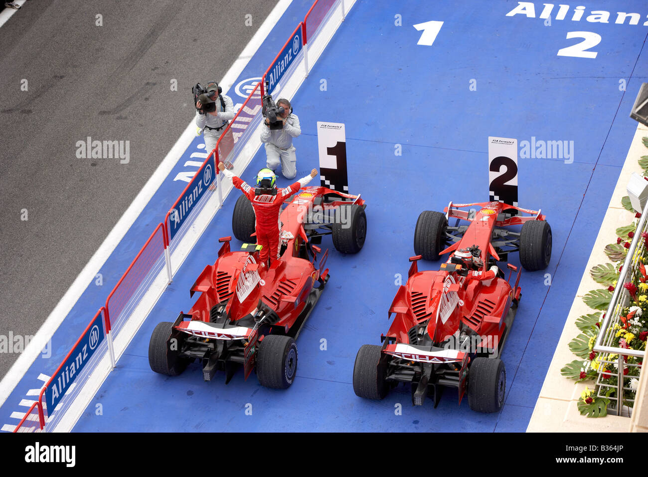 Felipe Massa per la Ferrari celebra la vittoria nella sua auto dopo il 2008 Bahrain Grand Prix di Formula 1 con Kimi Raikkonen. Foto Stock
