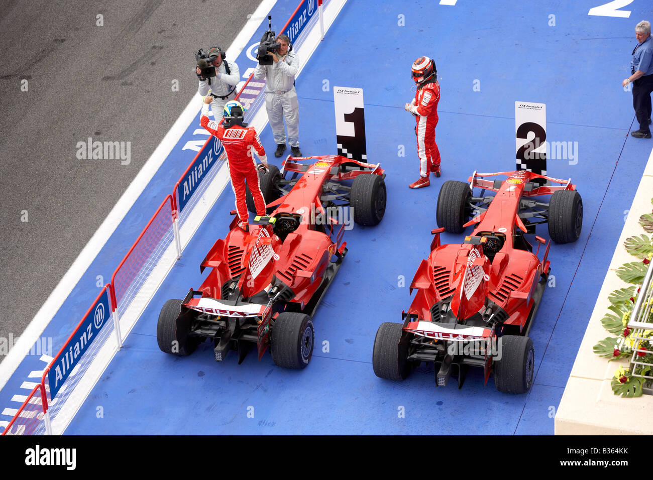 Felipe Massa per la Ferrari celebra la vittoria nella sua auto dopo il 2008 Bahrain Grand Prix di Formula 1 con Kimi Raikkonen. Foto Stock