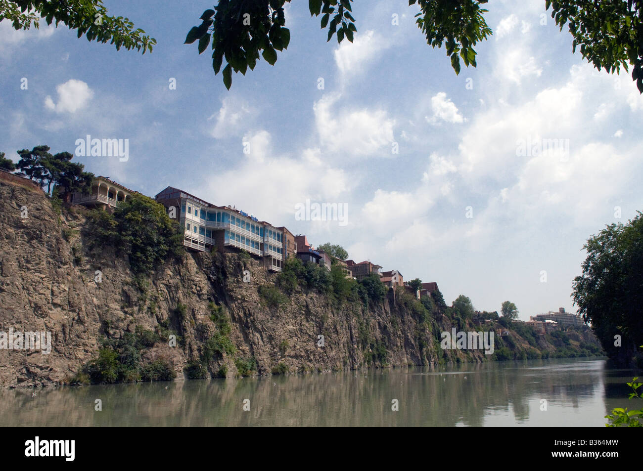 Vista del Kura o fiume Mtkvari fluente attraverso Tbilisi capitale della Repubblica di Georgia Foto Stock