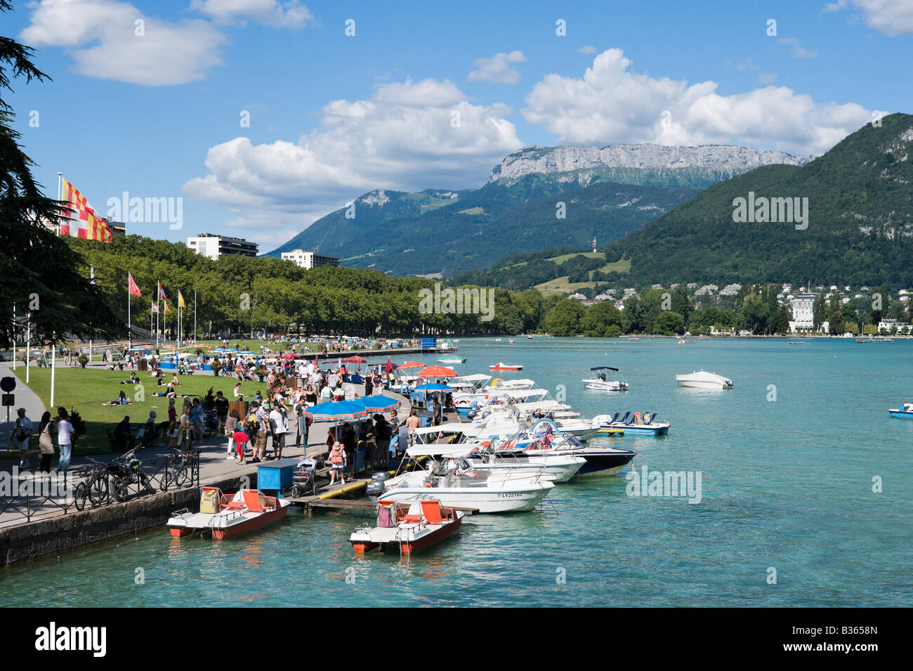 Barche sul lago di Annecy, Annecy, sulle Alpi francesi, Francia Foto Stock