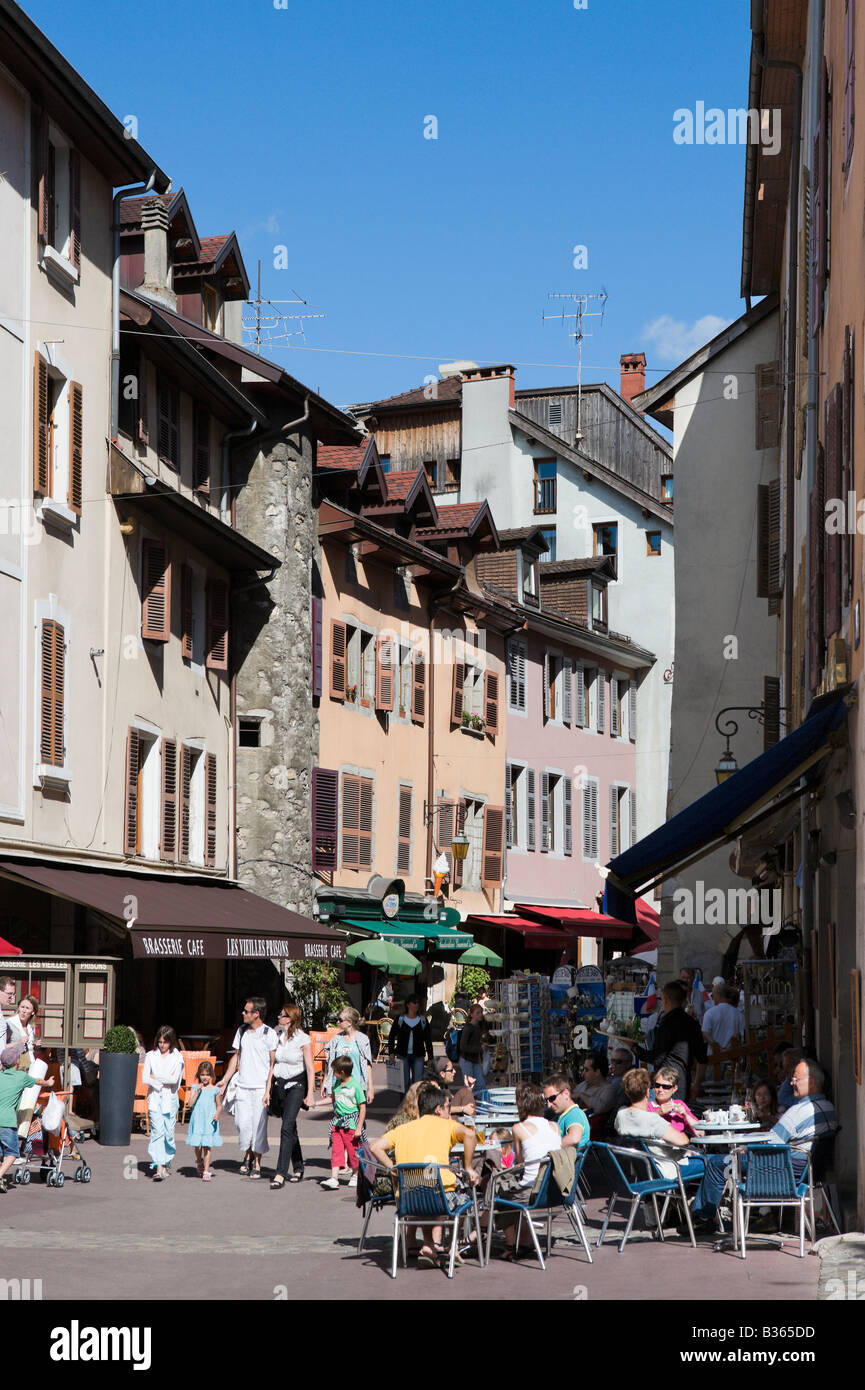 Cafè sul marciapiede nel centro della città vecchia di Annecy, sulle Alpi francesi, Francia Foto Stock