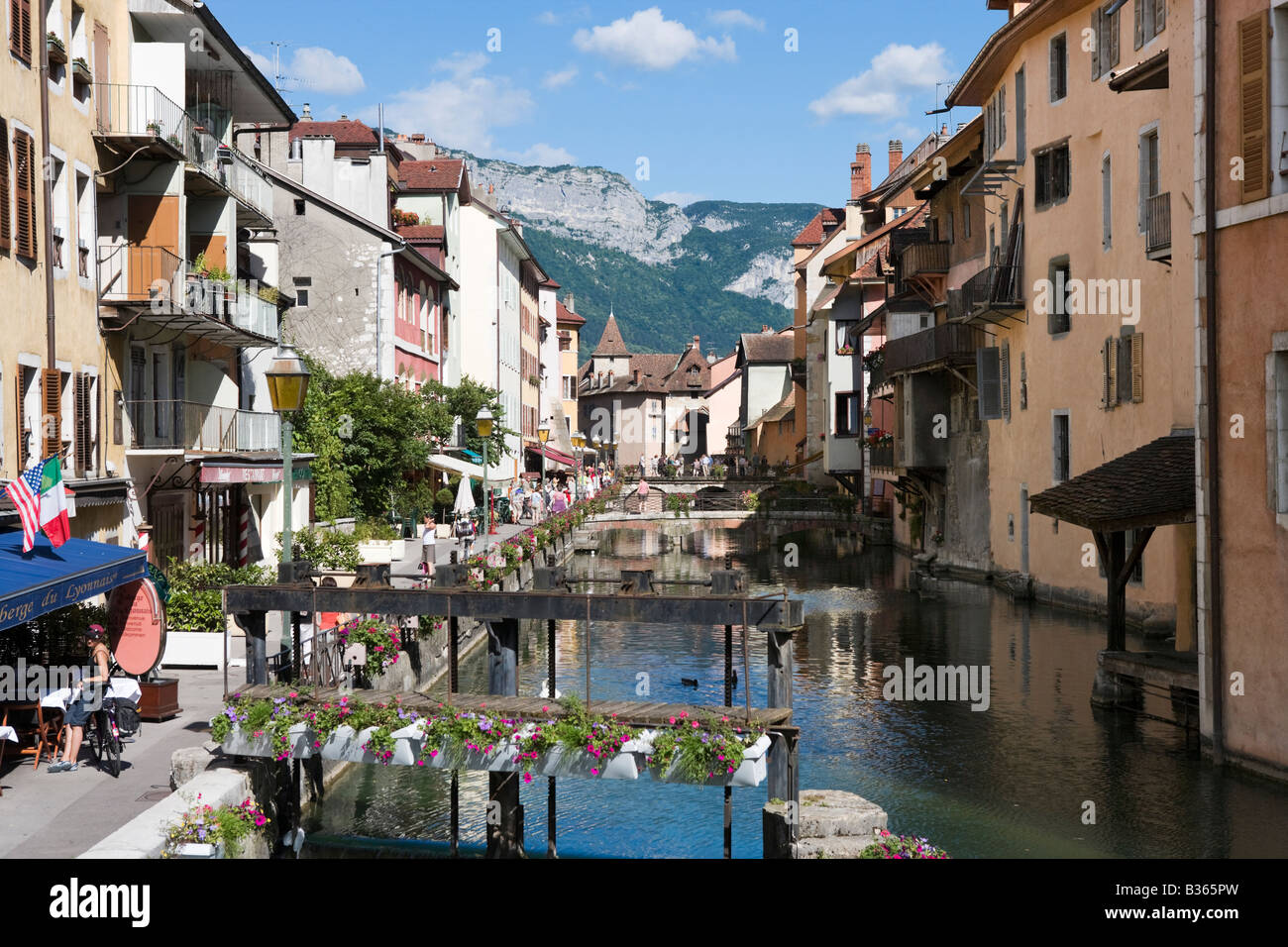 Vista da un ponte sul Canal du Thiou guardando verso il lago di Annecy, sulle Alpi francesi, Francia Foto Stock