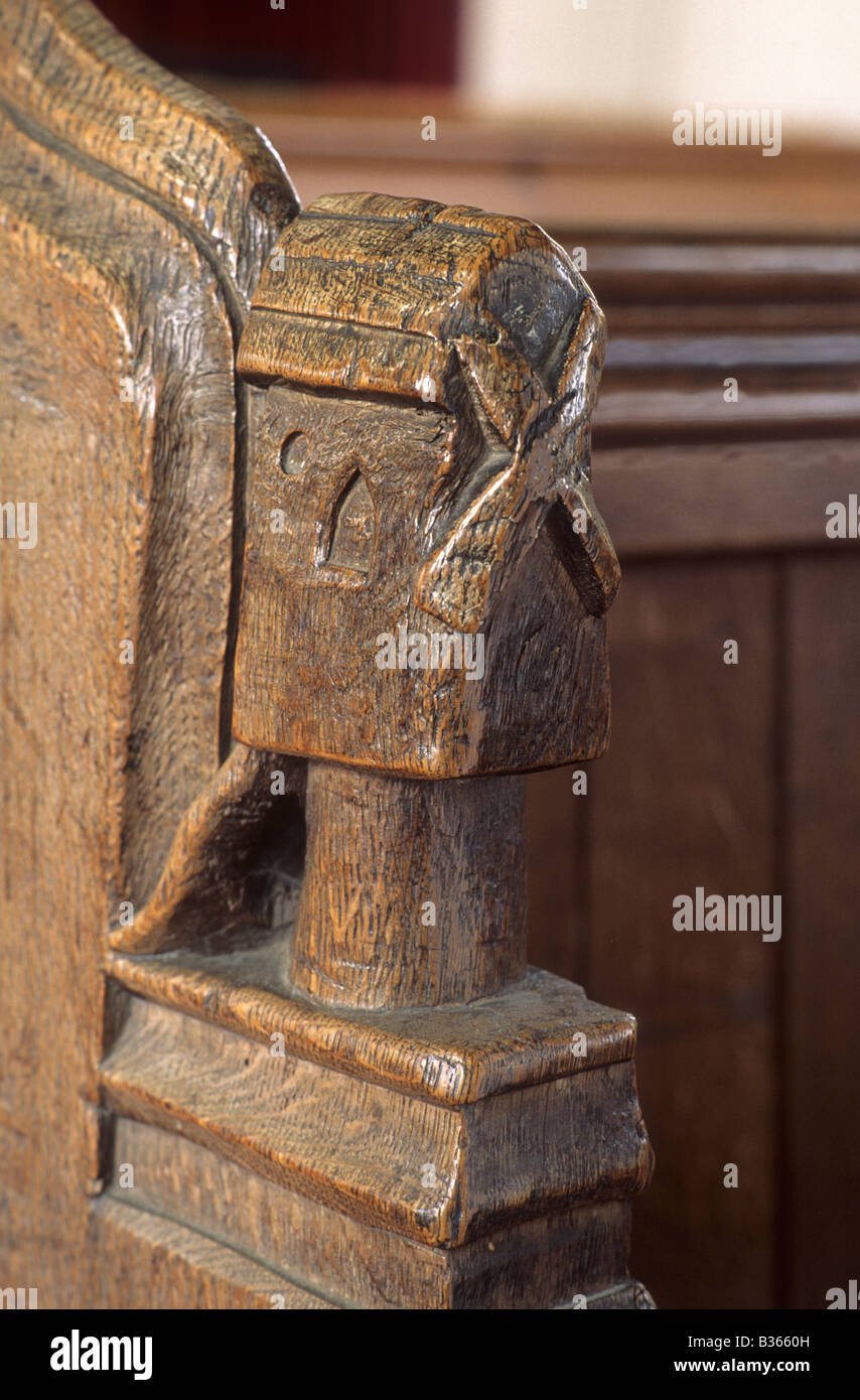 Il mulino a vento di medievale post mill scolpiti panca in legno fine Thornham Norfolk xv secolo intaglio del legno East Anglia England Regno Unito Foto Stock