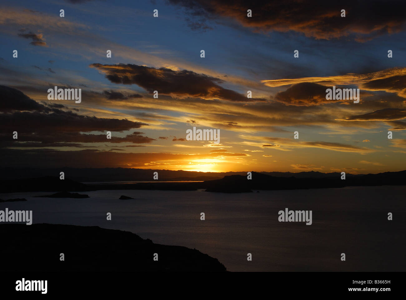 Il Perù, il tramonto su Isla Taquile sul Lago Titicaca Foto Stock