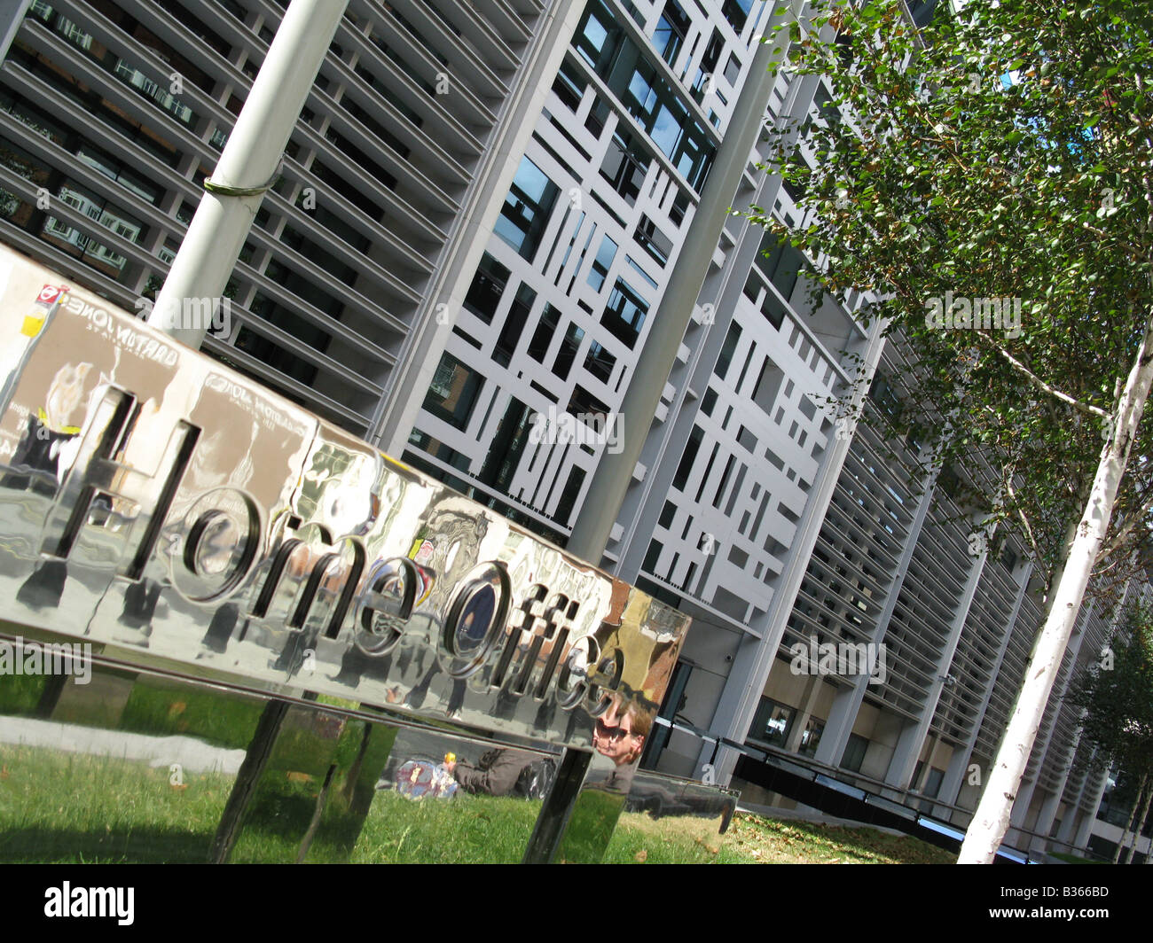 UK Home Office building, 2 Marsham Street, Westminster, London, SW1P 4DF con Home Office sign in primo piano. Foto Stock